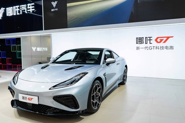 广州70哪吒汽车在智能汽车领域的表现，领途汽车在新能源汽车市场中的影响力